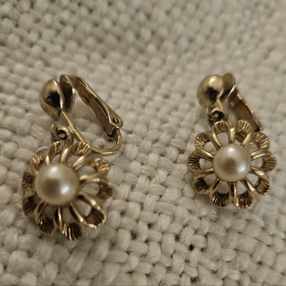 Avon vintage faux pearl clip on earrings